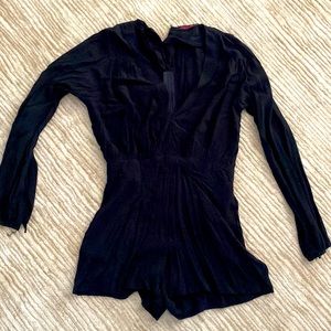 Long sleeve black v neck short jumpsuit. Great for partying